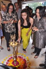 Alia Bhatt inaugurates painting exhibition titles Splassh in Bandra, Mumbai on 27th June 2013 (13).JPG